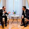 Thủ tướng Hy Lạp Alexis Tsipras (phải) có cuộc gặp với Tổng thống Pháp Francois Hollande đang trong chuyến thăm Hy Lạp. (Nguồn: AFP/TTXVN)