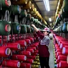 Công nhân làm việc tại một nhà máy dệt thảm ở tỉnh Sơn Đông, miền đông Trung Quốc. (Nguồn: THX/TTXVN)