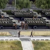 Binh sỹ và xe quân sự Triều Tiên chuẩn bị tiến vào Quảng trường Kim Nhật Thành trong lễ duyệt binh ở Bình Nhưỡng ngày 10/10. (Nguồn: Reuters/TTXVN)
