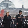 Thủ tướng Đức Angela Merkel (trái) và Tổng thống Bolivia Evo Morales (phải) duyệt đội danh dự tại lễ đón. (Nguồn: AFP/TTXVN)
