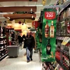Người dân Anh mua hàng tại siêu thị Morison, London, Vương quốc Anh. (Ảnh: Như Mai/Vietnam+)
