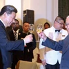 Tổng thống Singapore (phải) và Chủ tịch Trung Quốc trong tiệc chiêu đãi hôm 6/11. (Nguồn: straitstimes.com)