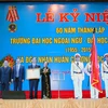 Phó Chủ tịch nước Nguyễn Thị Doan tặng Huân chương Độc lập hạng Nhất cho trường Đại học Ngoại ngữ. (Ảnh: TTXVN phát)