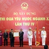 Phó Thủ tướng Vũ Văn Ninh trao Huân chương Độc lập hạng Nhất cho Bộ Xây dựng. (Ảnh: Tuấn Anh/TTXVN)