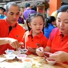 Các gia đình trẻ tham gia trò chơi vẽ tranh cát tại Ngày Gia đình Việt Nam 2015 tại Thành phố Hồ Chí Minh. (Ảnh: An Hiếu/TTXVN)