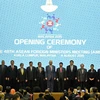 Bộ trưởng Ngoại giao Việt Nam Phạm Bình Minh (thứ 5, phải) chụp ảnh chung cùng Ngoại trưởng các nước ASEAN. (Nguồn: AFP/TTXVN)