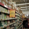 Người dân Nga mua sắm tại siêu thị ở Moskva. (Nguồn: THX/TTXVN)