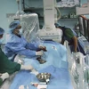 Chuyên gia Nhật Bản đang thực hiện can thiệp tim mạch cho bệnh nhân ở Đồng Nai. (Ảnh: Sỹ Tuyên/Vietnam+)