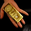 Công nhân giới thiệu một thoi vàng để bán, tại Nhà máy Tinh chế Vàng Istanbul, Thổ Nhĩ Kỳ. (Nguồn: AFP/TTXVN)