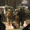 Lực lượng an ninh Afghanistan đứng gác gần hiện trường vụ tấn công. (Nguồn: AP)
