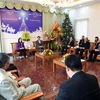 Bà Ngô Thị Thanh Hằng (giữa, trái) trong cuộc gặp với Mục sư Nguyễn Hữu Mạc (giữa, phải) tại Hội thánh Tin lành Việt Nam (miền Bắc). (Ảnh: Nguyễn Văn Cảnh/TTXVN)