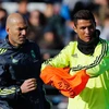 Tân huấn luyện viên Zinedine Zidane (trái) và Cristiano Ronaldo trên sân tập. (Nguồn: skysports.com)