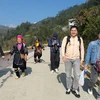 Du khách hào hứng với trải nghiệm du lịch bản làng tại Lào Cai. (Ảnh: Hương Thu/TTXVN)