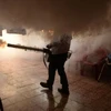 Nhân viên phun thuốc muỗi. (Nguồn: AFP)