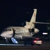 Máy bay Falcon 900 của Thụy Sĩ chở các tù nhân Mỹ rời Iran hạ cánh tại sân bay Geneva, Thụy Sĩ ngày 17/1. (Nguồn: AFP/TTXVN)