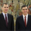 Nhà vua Felipe VI (phải) và ông Pedro Sanchez. (Nguồn: thespainreport.com)