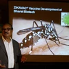 Chủ tịch Tập đoàn Bharat, Biotech Krishna Ella (trái), phát biểu tại một cuộc họp báo về vắcxin chống virus Zika ở Hyderabad, Ấn Độ ngày 3/2. (Nguồn: AFP/TTXVN)
