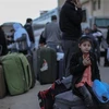 Người dân Palestine đợi qua cửa khẩu Rafah. (Nguồn: aljazeera.com)