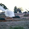Xe tăng quân đội Thổ Nhĩ Kỳ tại chốt quân sự gần cửa khẩu Oncupinar, thị trấn miền trung nam Kilis nã đạn về phía biên giới Syria ngày 16/2. (Nguồn: AFP/TTXVN)