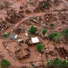 Làng Bento Rodrigues ở Minas Gerais, Brazil ngập trong bùn sau vụ tai nạn vỡ đập nước chắn bùn chứa chất thải ngày 6/11/2015. (Nguồn: AFP/TTXVN)