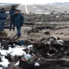 Nhân viên Bộ tình trạng khẩn cấp Nga điều tra tại hiện trường vụ máy bay rơi ở Rostov-on-Don ngày 20/3. (Nguồn: AFP/TTXVN)