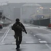 Lực lượng an ninh Bỉ gác bên ngoài sân bay Zaventem, một ngày sau vụ đánh bom kép, ngày 23/3. (Nguồn: AFP/TTXVN)