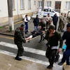 Lực lượng cứu hộ Azerbaijan chuyển binh sỹ bị thương tới bệnh viện ở thị trấn Terter, Azerbaijan ngày 3/4. (Nguồn: AFP/TTXVN)