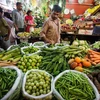Người dân Ấn Độ mua nông sản tại chợ ở New Delhi. (Nguồn: xinhuanet)