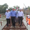 Bộ trưởng Bộ Giao thông Vận tải Trương Quang Nghĩa (giữa) và đoàn công tác kiểm tra công trình xây dựng cầu Ghềnh mới. (Ảnh: Sỹ Tuyên/TTXVN)