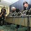 Chủ tịch hãng Mitsubishi Tetsuo Aikawa (phải) và Phó Chủ tịch Ryugo Nakao (trái) trong cuộc họp báo xin lỗi người tiêu dùng. (Nguồn: AFP/TTXVN)