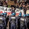 Cảnh sát chống bạo động ngăn người biểu tình. (Nguồn: AFP/TTXVN)