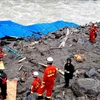 Lực lượng cứu hộ tìm kiếm các nạn nhân mất tích trong vụ lở đất ở huyện Thái Ninh ngày 8/5. (Nguồn: EPA/TTXVN)