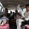 Chuyển người bị thương tới bệnh viện ở tỉnh Ghazni để điều trị. (Nguồn: EPA/TTXVN)