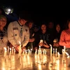 Người dân Ecuador thắp nến cầu nguyện cho những nạn nhân động đất tại Quito ngày 23/4. (Nguồn: THX/TTXVN)
