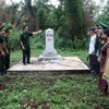 Chiến sỹ Bộ đội Biên phòng Đồn Sen Bụt (Bộ Chỉ huy Biên phòng Quảng Trị) tại cột mốc biên giới 579 trên tuyến biên giới Việt-Lào. (Ảnh: Hồ Cầu/TTXVN)