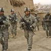 Lính Mỹ tuần tra tại một ngôi làng của Afghanistan. (Nguồn: bouhammer.com)