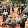 Binh sỹ Sri Lanka tham gia công tác cứu hộ sau lở đất tại làng Bulathkohupitiya ngày 18/5. (Nguồn: AFP/TTXVN)