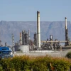 Một nhà máy khai thác dầu mỏ tại Nam Phi. (Nguồn: EPA/TTXVN)