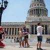 Du khách nước ngoài chụp ảnh tại La Havana. (Nguồn: AFP)