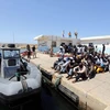 Người di cư được đưa tới cảng Tripoli, Libya sau khi bị ngăn chặn trên biển. (Nguồn: THX/TTXVN)