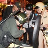  Lực lượng chức năng tiến hành kiểm tra các quán bar lớn trên đường Hồ Huấn Nghiệp, phường Bến Thành, quận 1, Thành phố Hồ Chí Minh. (Ảnh: TTXVN phát)