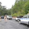 Cảnh sát giao thông có mặt tại đèo Prenn sau vụ tai nạn xảy ra ngày 19/6. (Ảnh: Đặng Tuấn/TTXVN)