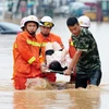 Nhân viên cứu hộ sơ tán người dân khỏi các khu vực ngập lụt ở Jiujiang, tỉnh Giang Tây, ngày 15/6. (Nguồn: EPA/TTXVN)