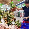 Khách hàng chọn mua quả vải tại siêu thị Co.op mart Nguyễn Kiệm, Thành phố Hồ Chí Minh. (Ảnh: Thanh Vũ/TTXVN)