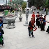 Nghi thức lễ hội tại cửa đền Đông Cuông năm 2015. (Ảnh: Thế Duyệt/TTXVN)
