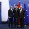 Thủ tướng Canada Justin Trudeau (giữa), Chủ tịch Ủy ban châu Âu Jean-Claude Juncker (phải) và Chủ tịch Hội đồng châu Âu Donald Tusk (trái) tại lễ ký CETA tại Brussels. (Nguồn: THX/TTXVN)