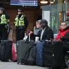 Cảnh sát Anh tăng cường tuần tra an ninh tại tại các nhà ga. (Nguồn: AP/TTXVN)