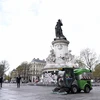 Máy vệ sinh làm sạch đường phố ở Paris. (Nguồn: AFP/TTXVN)