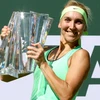 Elena Vesnina nâng cúp Indian Wells. (Nguồn: skysports.com)