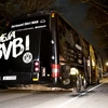 Xe buýt chở các cầu thủ câu lạc bộ Borussia Dortmund bị hư hại sau các vụ nổ ở Dortmund, ngày 11/4. (Nguồn: EPA/TTXVN)